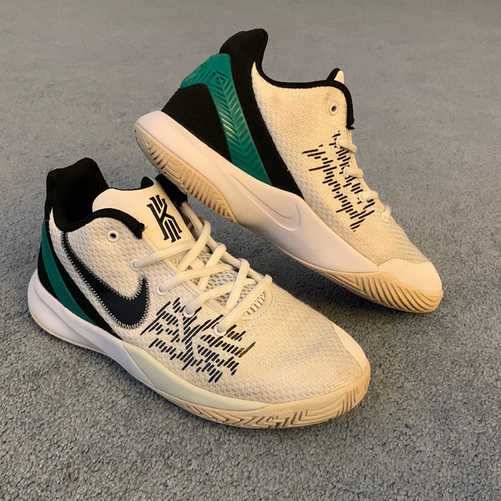 Nike Kryie Irving flytrap 2’s size 6